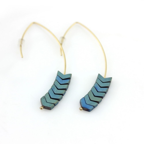 'Chevron Road' Natural Hematite Arrow Gold Earring - Picture 3 of 8